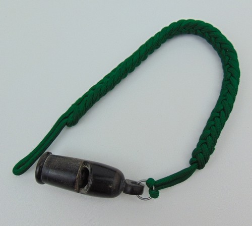 Sifflet avec son cordon vert
