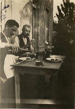 OLD PHOTO - VINTAGE SNAPSHOT - FAMILY MEAL BOTTLE ALCOHOL WINE - MEAL