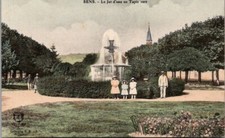 *67501 postcard 89 Sens - Le Jet d'eau au Carpet Vert