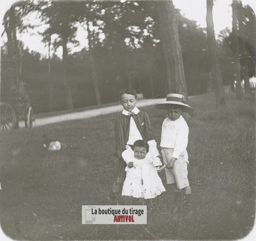 Enfants posant dans parc - enfants,