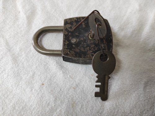 Ancien cadenas métal - ancien, avec
