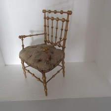 ancien fauteuil capitonné et