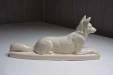 Chien-loup céramique craquelée beige, sur socle, signé Fontinelle, bon état