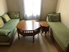 salon marocain et lit de chambre