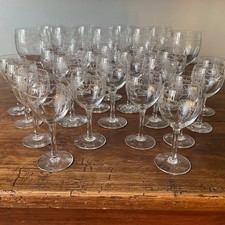 Service de verres en cristal taillé. 30 pièces