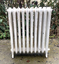 Radiateurs Ancien Fleuri  En Fonte de fer  comportant dix lames . XX siècle .