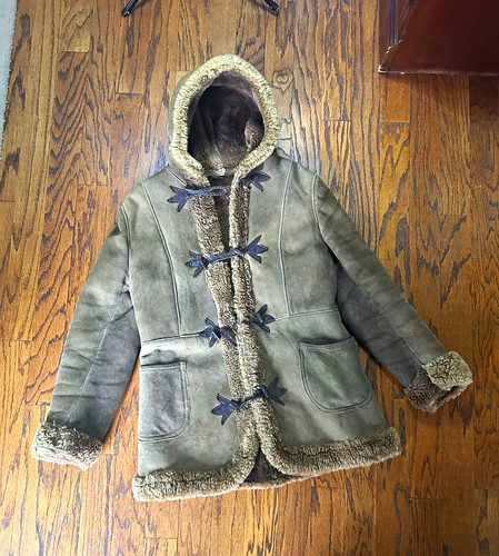 Women shearing sheepskin - women’s,