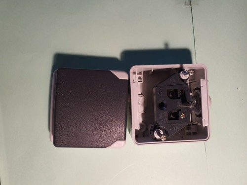 Socle 220v 16a avec - +,