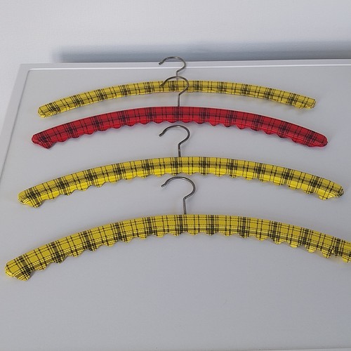 Lot cintres ecossais des - 4,