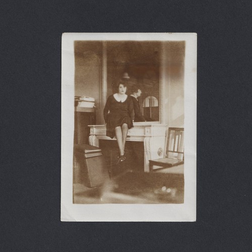 Femme assise cheminée reflet