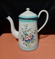 cafetiere émaillée avec des