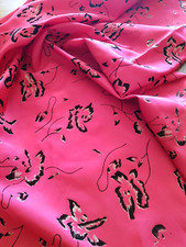 Tissus satiné rouge et fleurs en velours noires  -144x148 cm