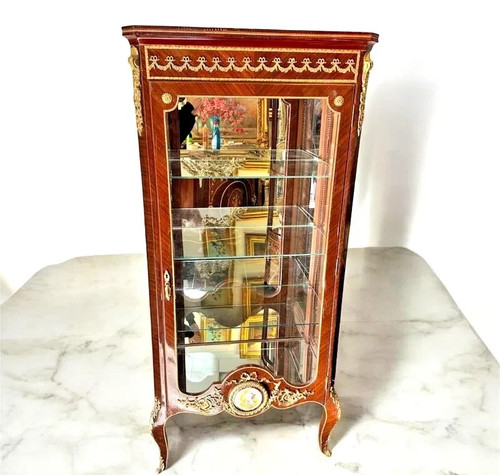Une vitrine louis - vitrine, en