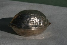 casse noix en métal.