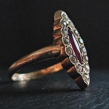 Bague marquise longue pierre rouge & cristaux clairs monture plaqué or vintage