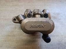 Un étrier de frein avant