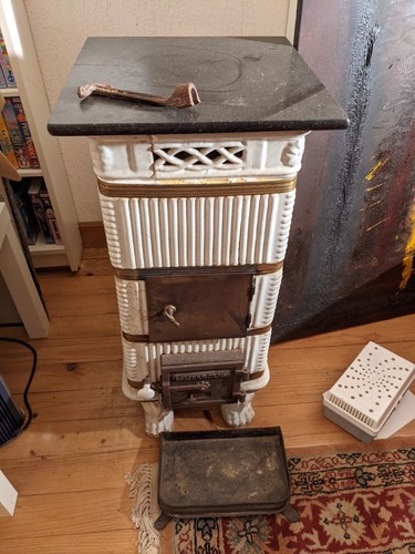 Vieux poele faience blanc - poele,