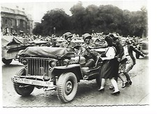 MILITAIRE  GUERRE WW2  LIBERATION DE PARIS  LES JEEPS