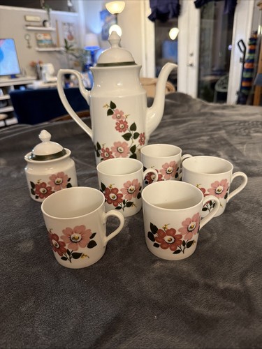 Porcelain service flowers