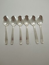6 petites cuillères en métal