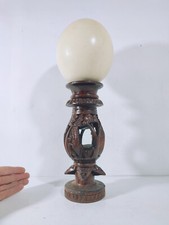 Oeuf d'Autruche sur Socle en Bois Daté et Signé / 1986 Madagascar / Sculpture