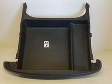 Rangement sous siège avant