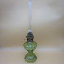 LAMPE A PETROLE ANCIENNE VINTAGE EN VERRE VERT