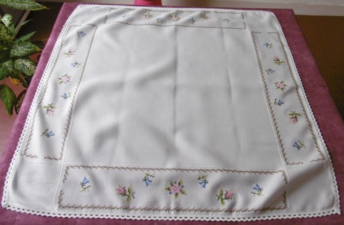 Nappe brodée main point - brodée,