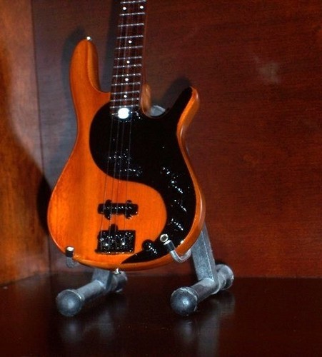 Miniature yin yang bass - miniature,