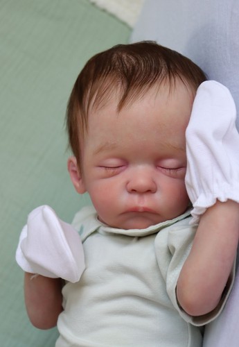 Baby reborn realistic doll