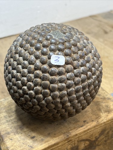 Ancienne boule en bois - n.,