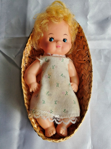 Petite poupée vintage dans