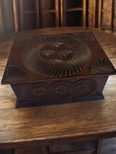 Grande boîte en bois sculpté