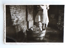 Garçon bain bassine soleil