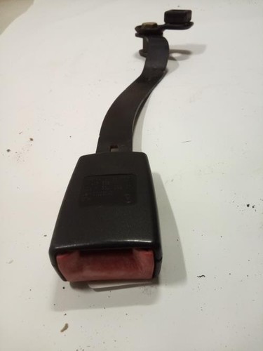 Attache ceinture avant gauche