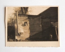 Petite tête cachée fenêtre cabane jardin - Photo ancienne snapshot