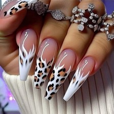 aux ongles mi-longs pour