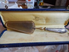 PELLE A TARTE EN METAL ARGENTE POINCON   "L H"  AVEC COFFRET