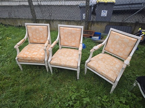 Trois fauteuils style louis - trois,