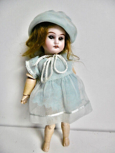Petite poupée ancienne - petite, armand