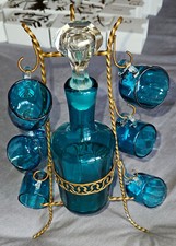 Cabaret à liqueur monture en laiton torsadé + flacon et 6 chopes en verre bleu