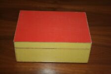 Boîte en bois recouverte de Formica jaune et rouge
