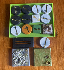 WARHAMMER. LOT OF 17 PLASTIC PIECES INCLUDING 16 BASES.