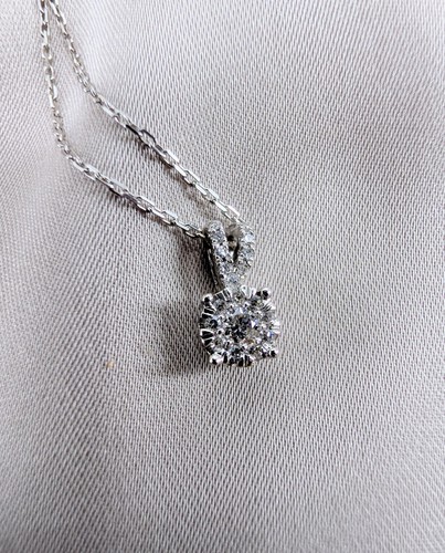 Collier blanc avec un - collier,