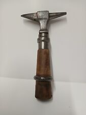 petite bigorne originale, pour travailler assis, l'enclume entre les genoux