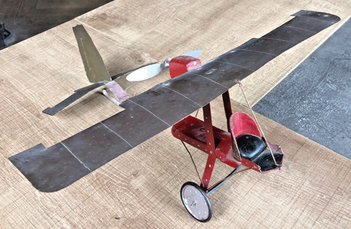 Ancien avion tôle - en, une