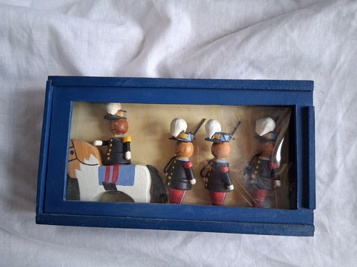 Figurines bois cyriens - en,