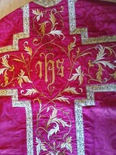 ANCIENNE CHASUBLE/DAMASSé ROUGE FRAMBOISE BRODERIE FIL SOIE IHS/BON ETAT/NO AUBE