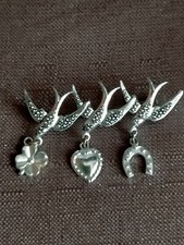 Broche vintage 3 hirondelles avec breloques