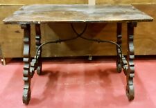 TABLE EN FORME DE LYRE EN BOIS DE NOYER. CRUCIFORME EN FER FORGÉ. XVII-XVIIIÈME.